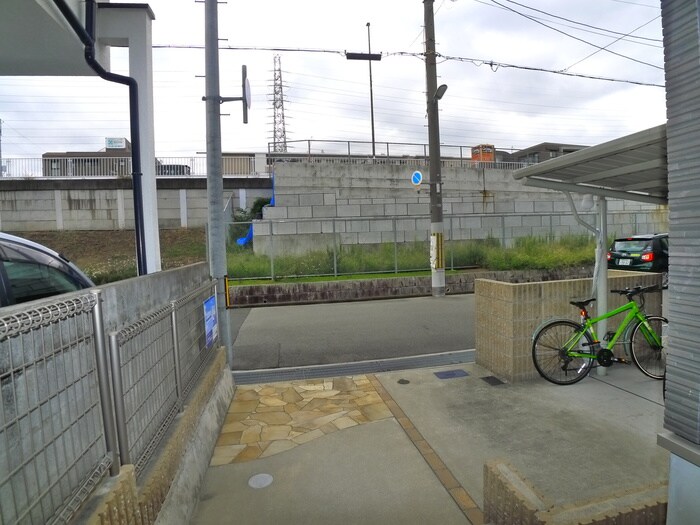 物件外観写真5　(エントランス部分)