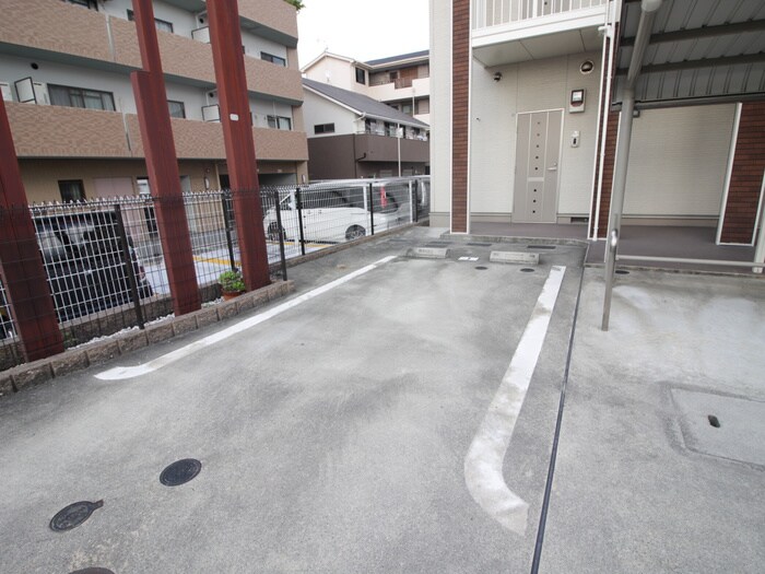 物件外観写真6　(駐車場)