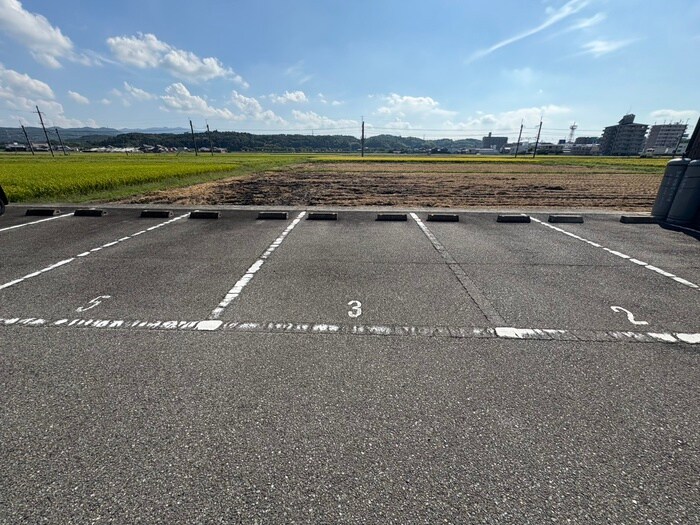 物件外観写真5　(駐車場)