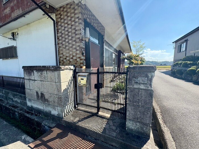 物件外観写真6　(エントランス部分)