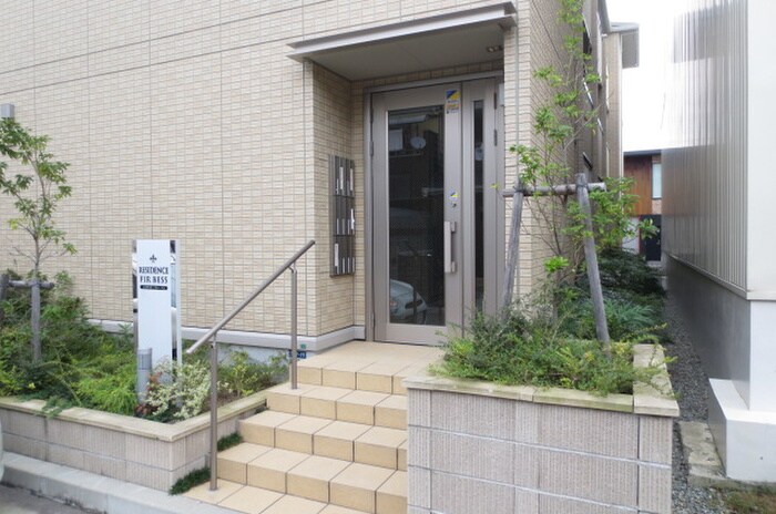 物件外観写真3　(エントランス部分)