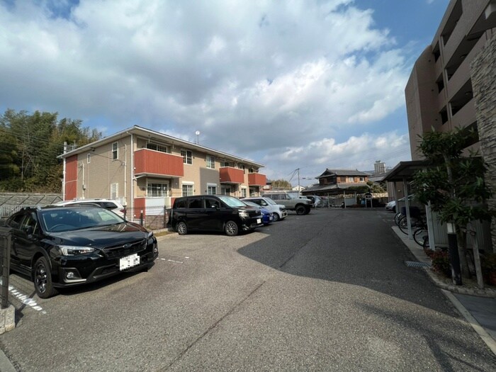 物件外観写真4　(駐車場)