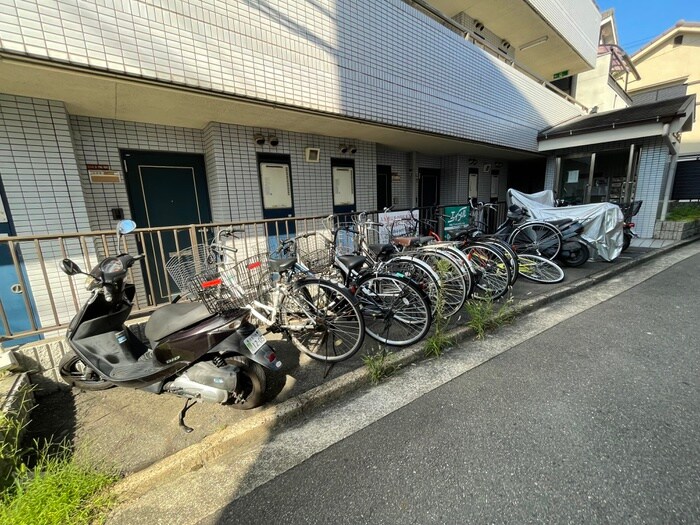 物件外観写真5　(駐輪場)