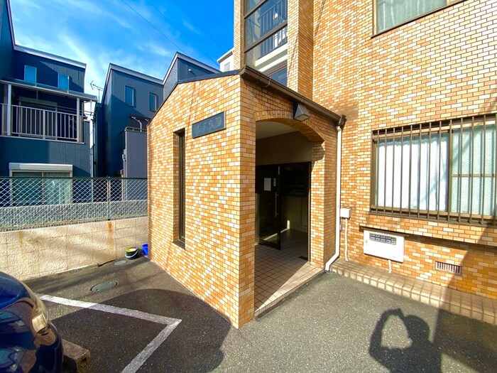 物件外観写真2　(エントランス部分)