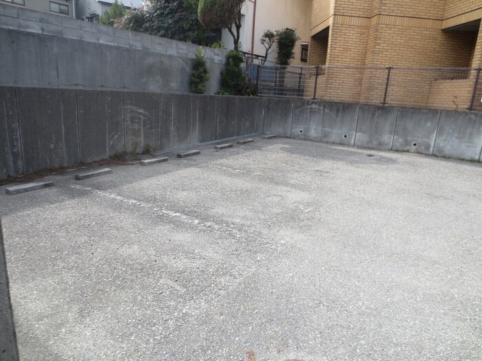 物件外観写真3　(駐車場)