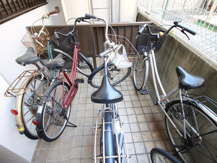 物件外観写真4　(駐輪場)