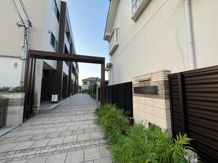 物件外観写真2　(エントランス部分)