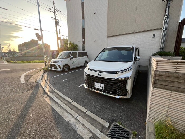 物件外観写真3　(駐車場)