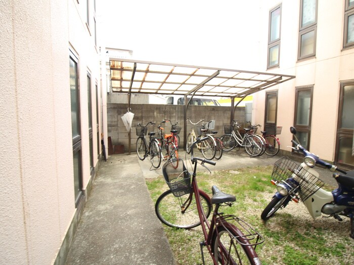 物件外観写真4　(駐輪場)