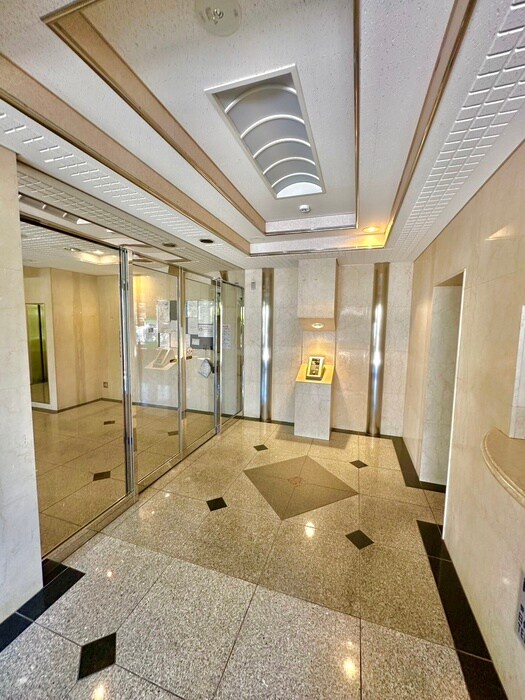 物件外観写真6　(エントランス部分)