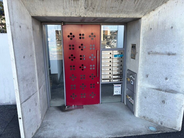 物件外観写真2　(エントランス部分)
