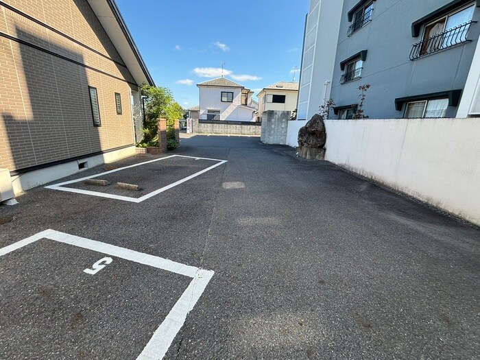 物件外観写真4　(駐車場)