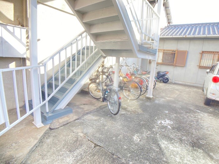 物件外観写真4　(駐輪場)