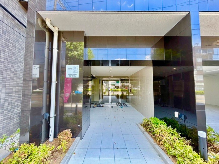 物件外観写真4　(エントランス部分)