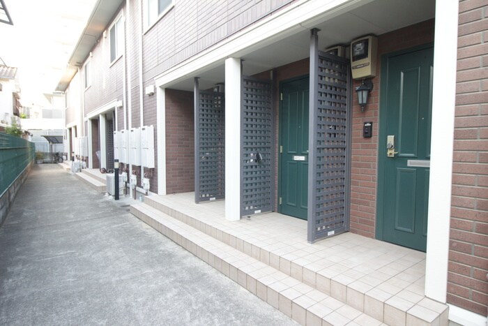 物件外観写真2　(エントランス部分)