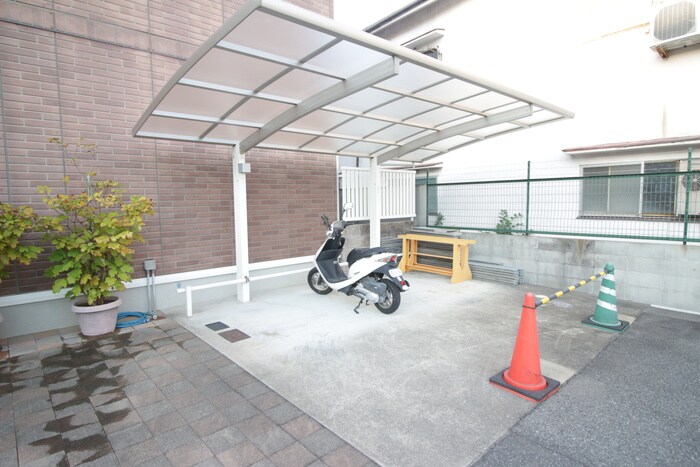 物件外観写真4　(駐輪場)