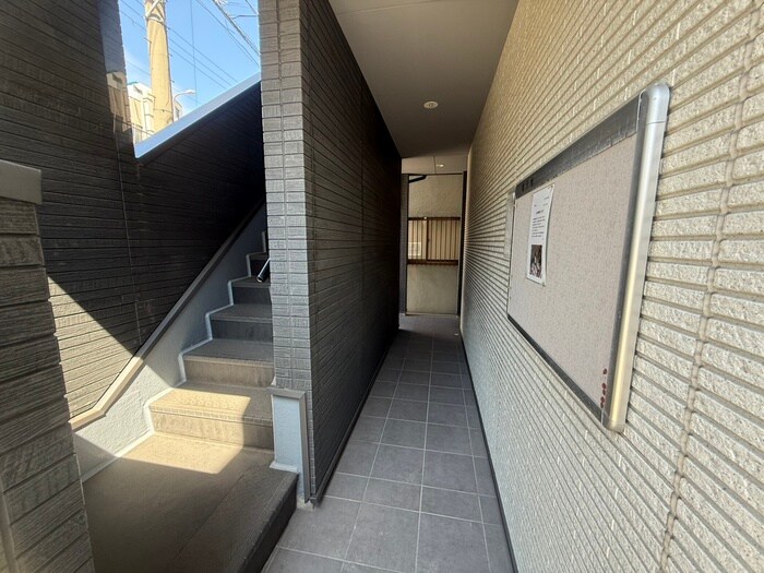 物件外観写真3　(エントランス部分)