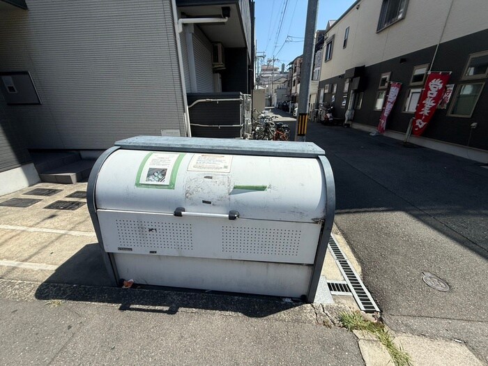 物件外観写真5　(バイク置き場)