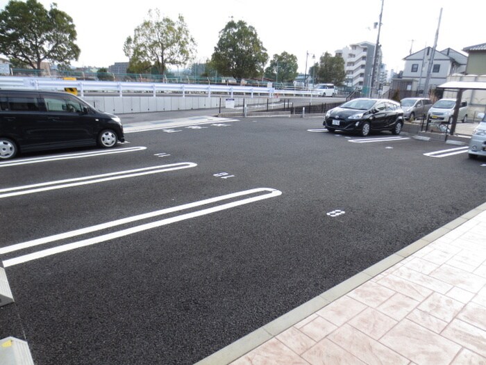 物件外観写真2　(駐車場)