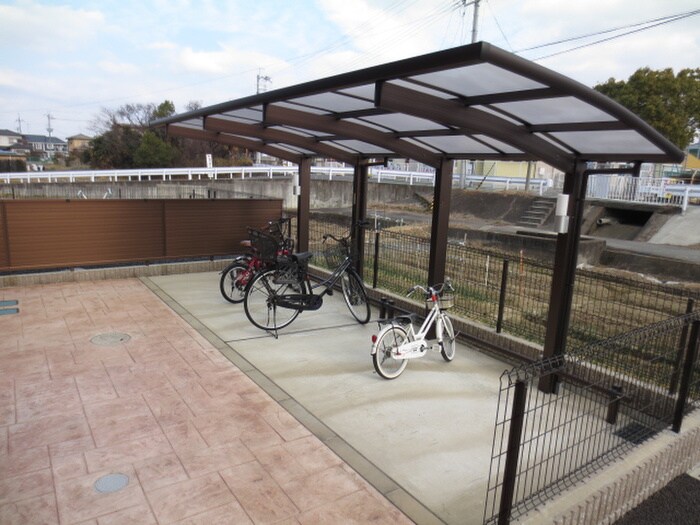 物件外観写真3　(駐輪場)