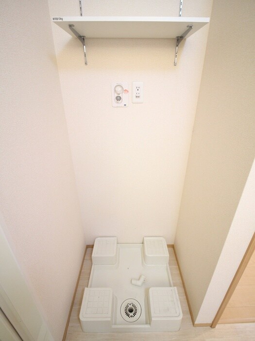 物件内観写真12　(洗濯機置場)