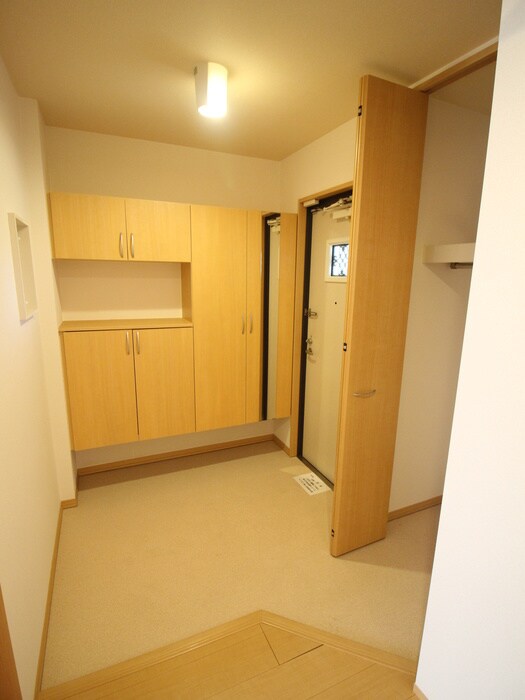 物件内観写真13　(玄関)