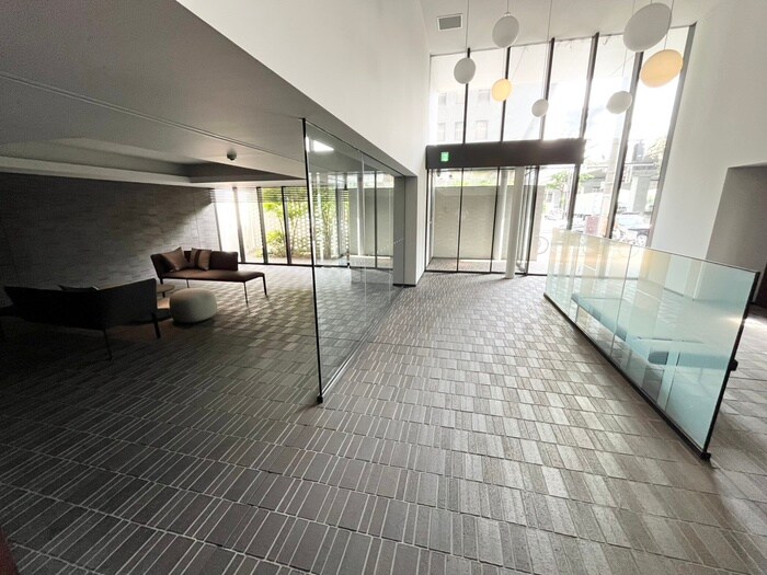 物件外観写真2　(エントランス部分)