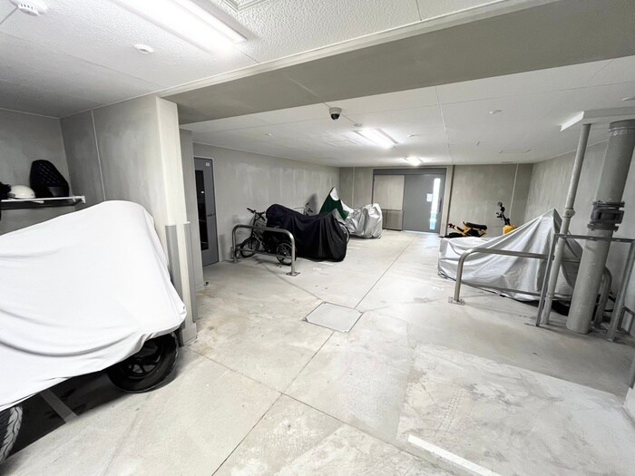 物件外観写真4　(バイク置き場)