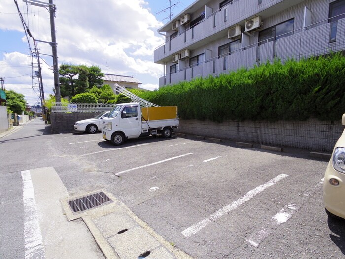 物件外観写真5　(駐車場)