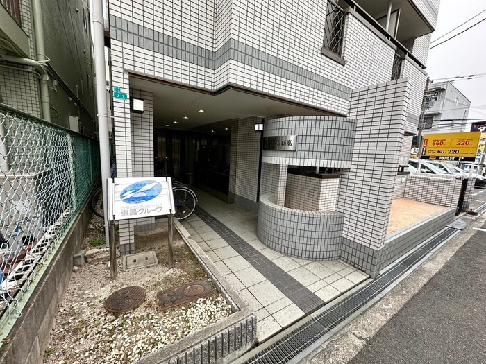 物件外観写真3　(エントランス部分)