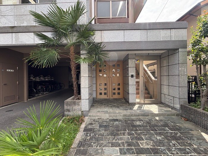 物件外観写真4　(エントランス部分)