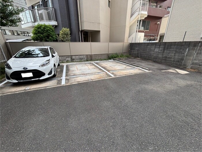 物件外観写真5　(駐車場)