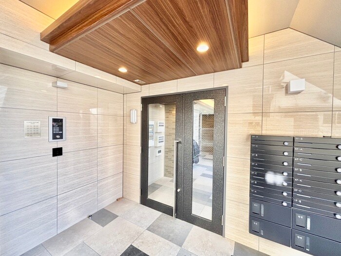 物件外観写真4　(エントランス部分)