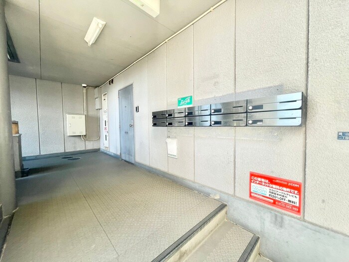 物件外観写真3　(エントランス部分)