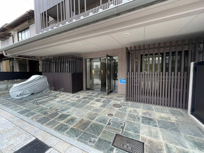 物件外観写真3　(エントランス部分)