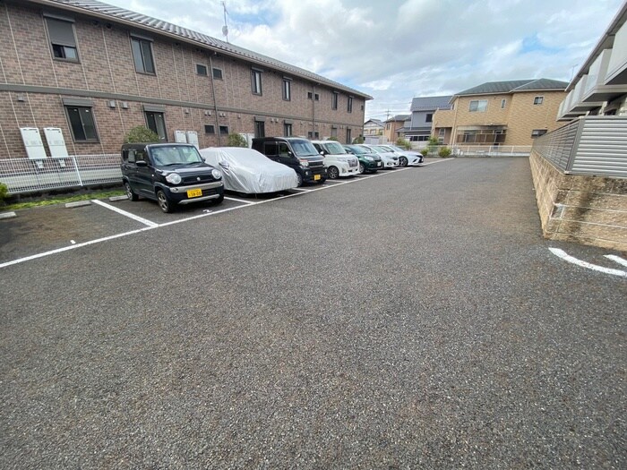 物件外観写真3　(駐車場)