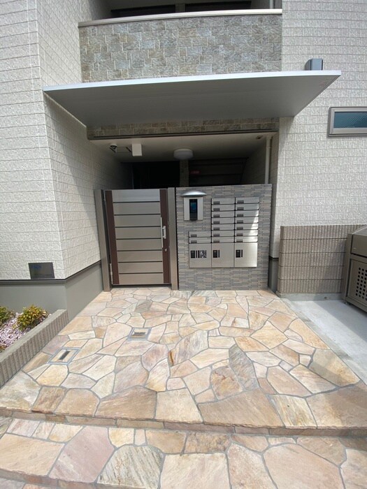 物件外観写真3　(エントランス部分)