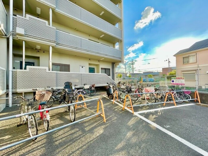物件外観写真4　(駐輪場)