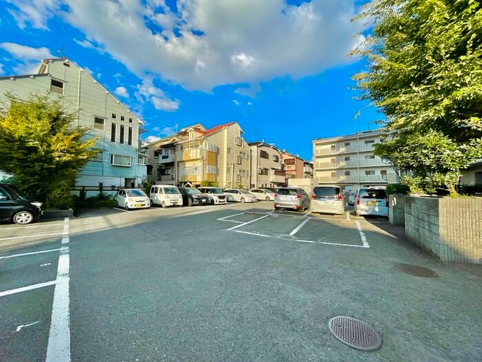 物件外観写真5　(駐車場)