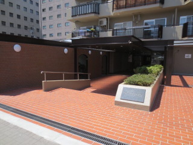 物件外観写真3　(エントランス部分)