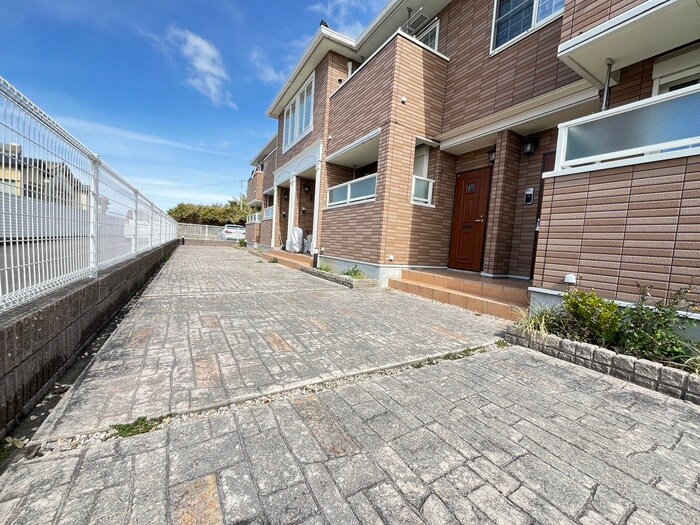 物件外観写真2　(エントランス部分)