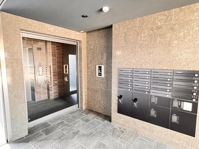 物件外観写真2　(エントランス部分)