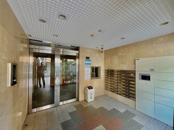 物件外観写真2　(エントランス部分)