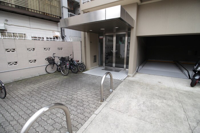 物件外観写真2　(エントランス部分)