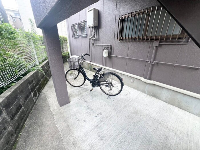 物件外観写真2　(駐輪場)