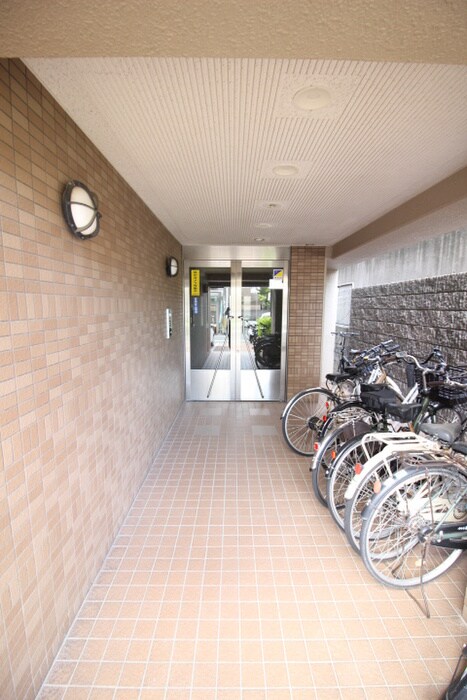 物件外観写真3　(エントランス部分)