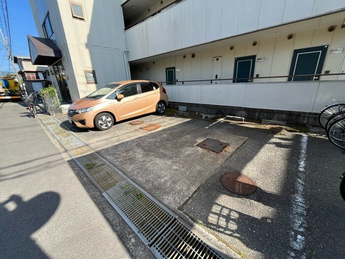 物件外観写真4　(駐車場)