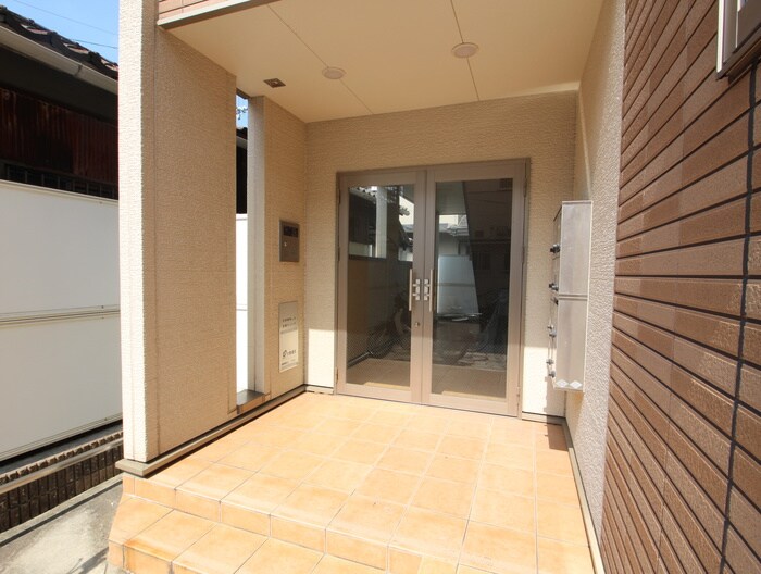 物件外観写真6　(エントランス部分)