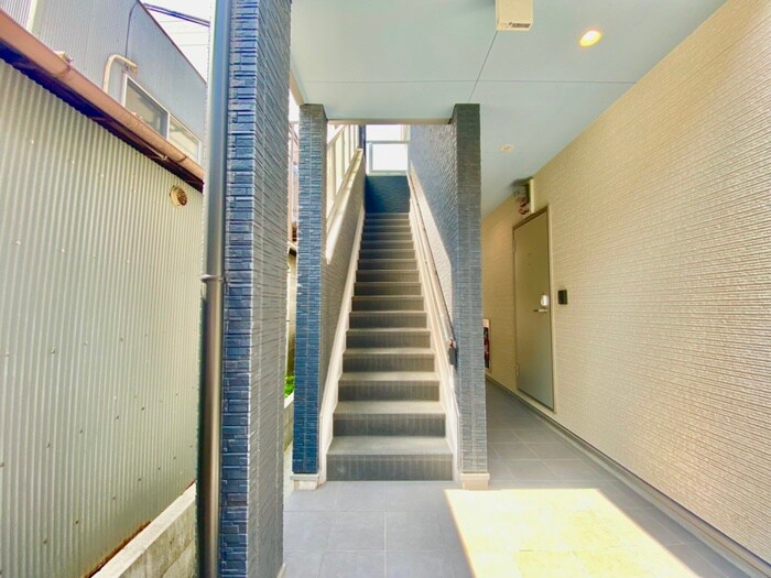 物件外観写真6　(エントランス部分)