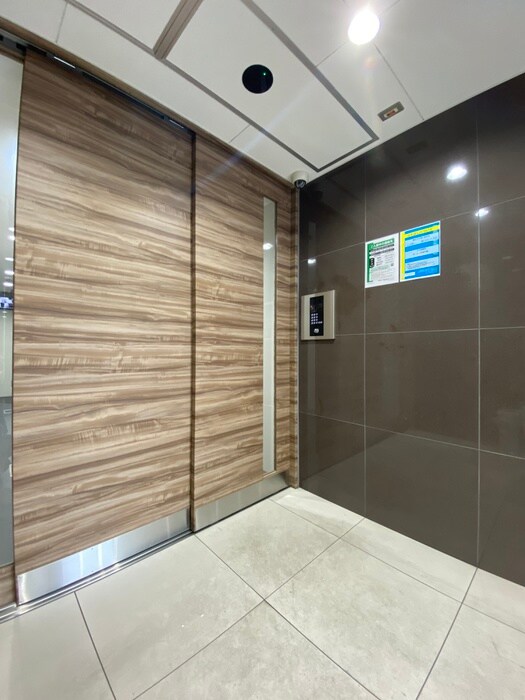 物件外観写真6　(エントランス部分)